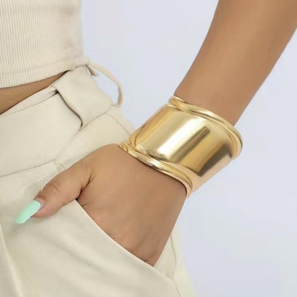 Stunning Gold Cuff Fashion Bracelet - Picture 1 of 2